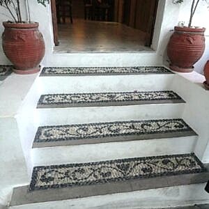 Merdiven basamakları içine çiçek desenli podima çalışması